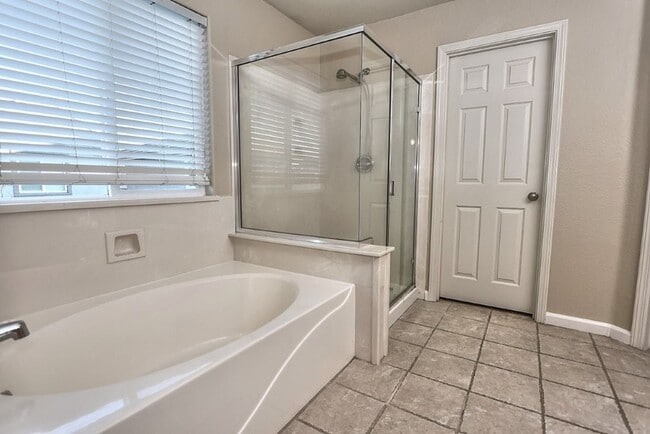 Building Photo - Beautiful 4 Bed 3 full bath Natomas Home!!