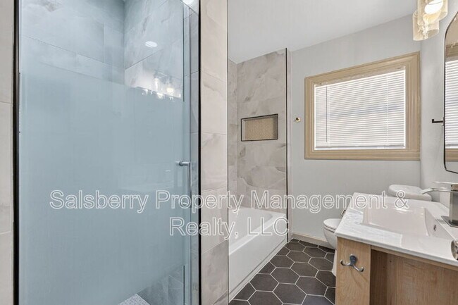 Building Photo - 3824 Collinwood Ave