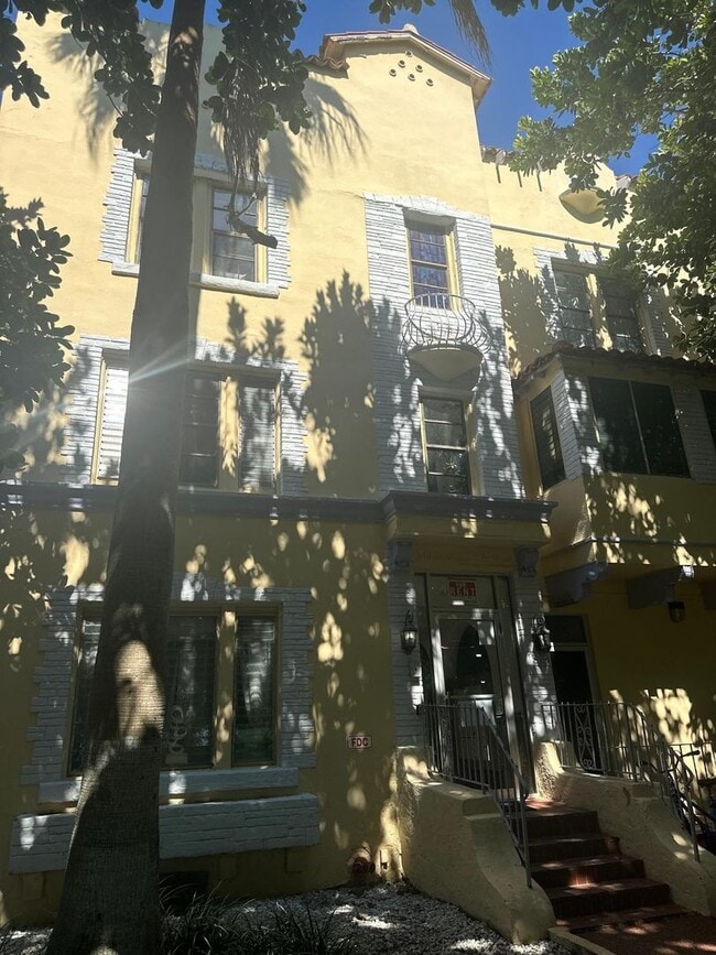 Building Photo - Renovated Art Deco Beauty!