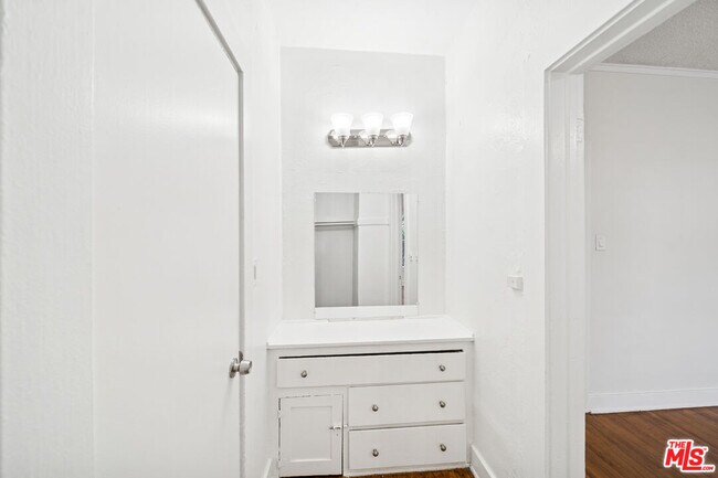 Building Photo - 1267 Vin Scully Ave