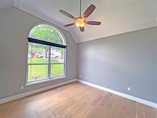 Building Photo - 9604 Big View Dr