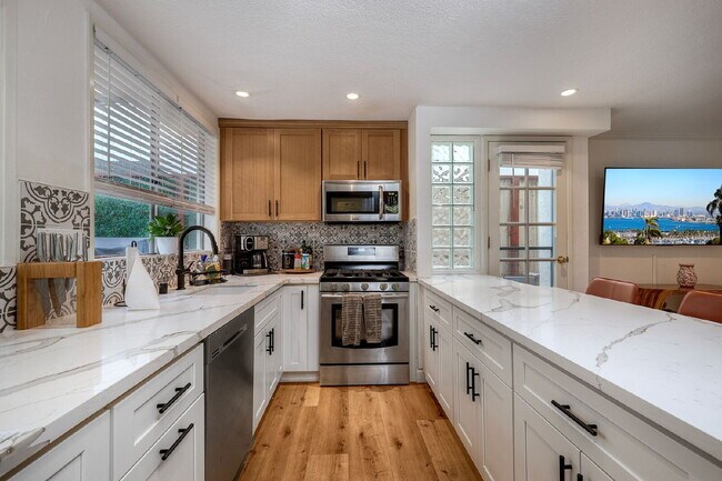 Building Photo - San Diego Coastal Dream Crown Point Jewel 3 or 6 Month lease only Partially Furnished Ready for M...