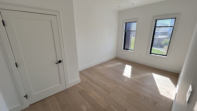 Building Photo - Luxurious Allston 2bd/2ba with washer/dryer in Unit!