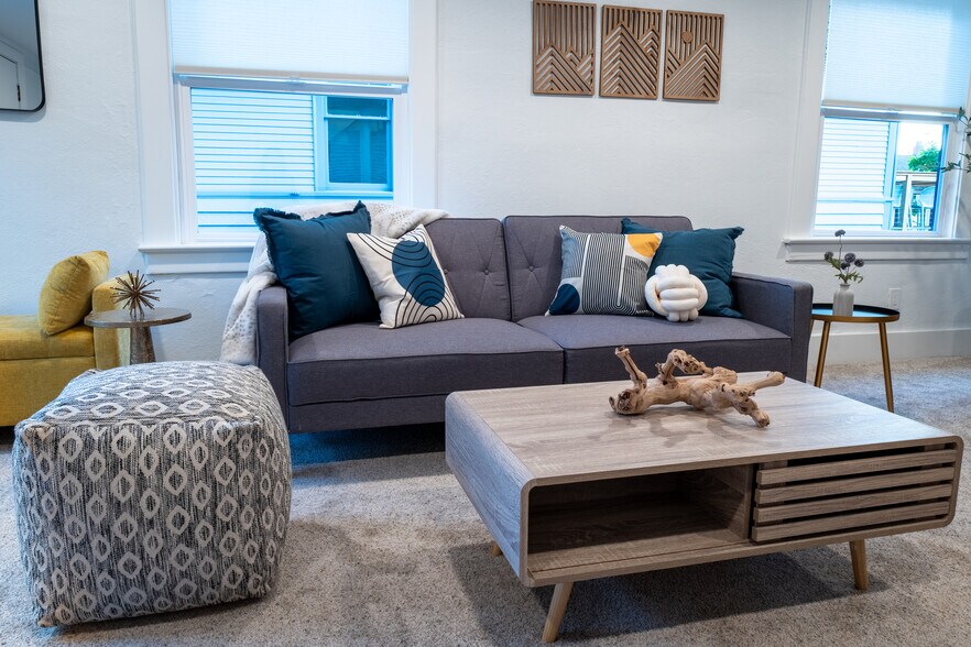 Bright and airy living space - 1519 32nd Ave