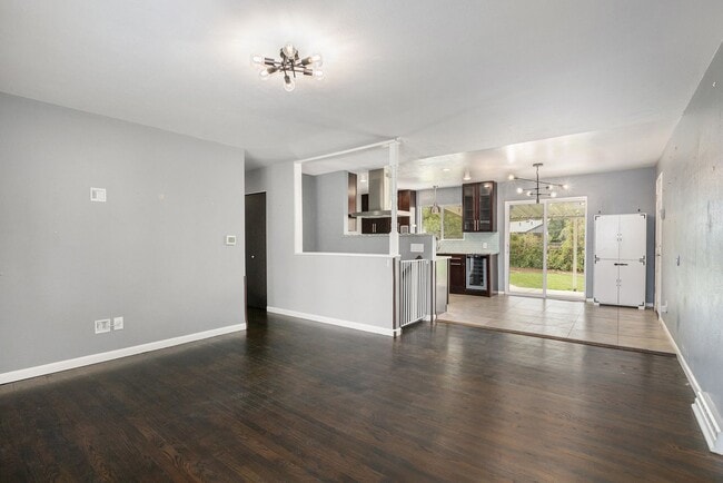 Building Photo - 4 Bedroom 3 Bathroom House-Available NOW!