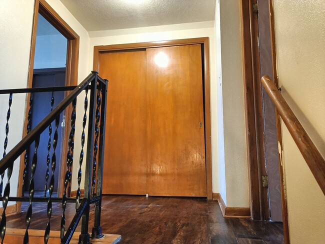 Building Photo - Spacious 4 BR Single Home