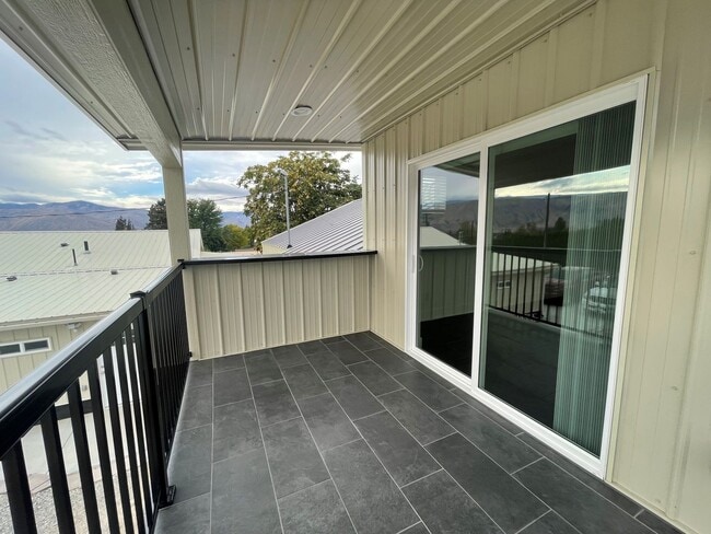 Building Photo - Now renting Brand new 1 bedroom 1.5 bathroom Executive Townhome