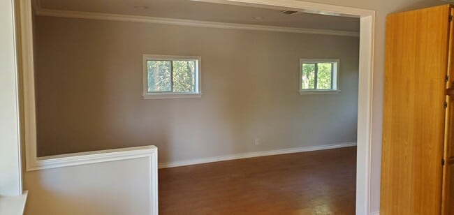 Building Photo - 900 Hill Top Dr