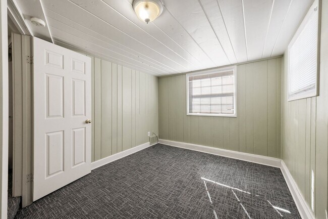 Building Photo - Sanders Beach home 3 bed 2 bath with second living room