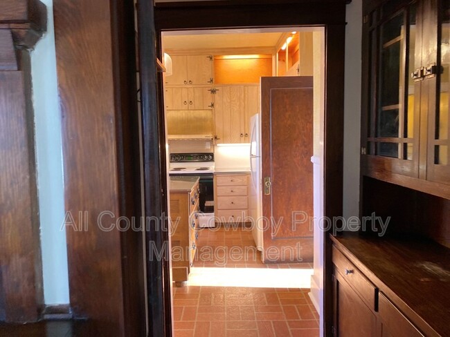 Building Photo - 623 E Lewis St