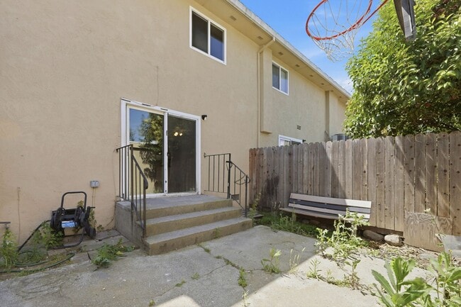 Building Photo - FULLY REMODELED MODERN SPACIOUS TOWNHOUSE!!!