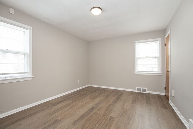 Building Photo - Spacious 3 bedroom/2 bath Cleveland Hts single family house!