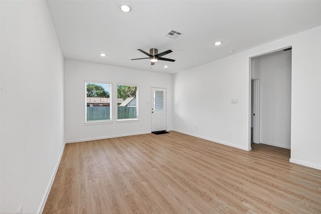 Building Photo - 407 Robin Ct