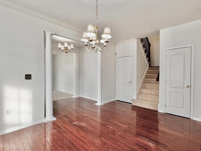 Building Photo - 211 Hawthorne Way