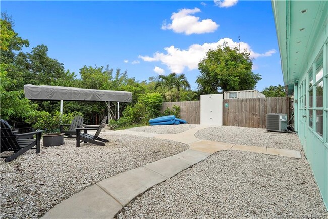 Building Photo - 30 SW Hideaway Pl