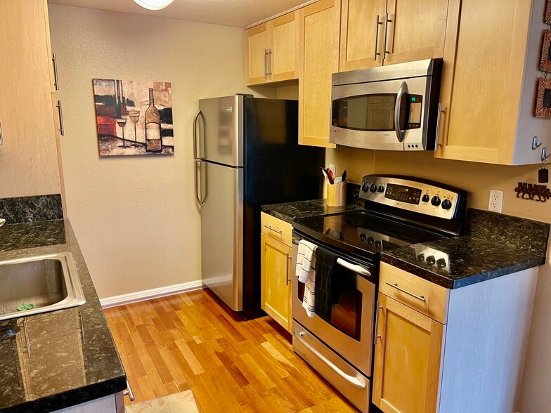 Kitchen - 303 Masters Ct