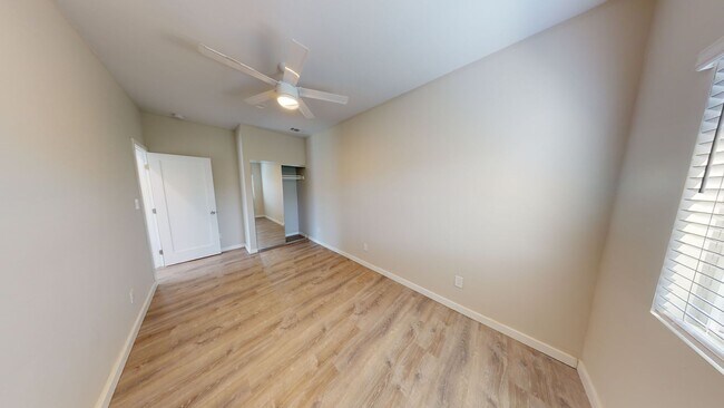 Building Photo - 4 bed house on Adobe!