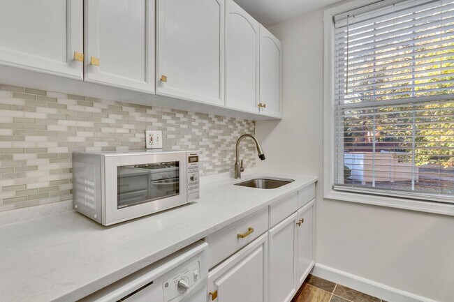 Building Photo - Spacious Corner unit 1 BR 1 BA