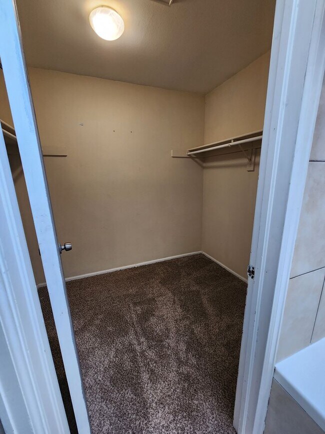 Building Photo - Huge 3 Bed 2 Bath Home With Patio, Deck, a...