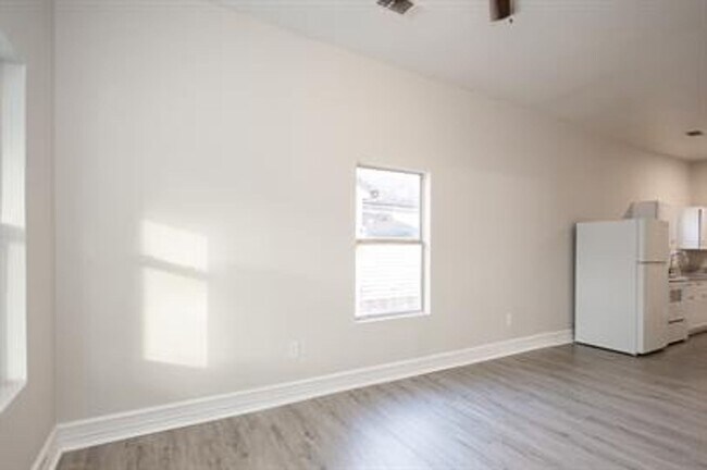 Building Photo - 211 W Cherry St
