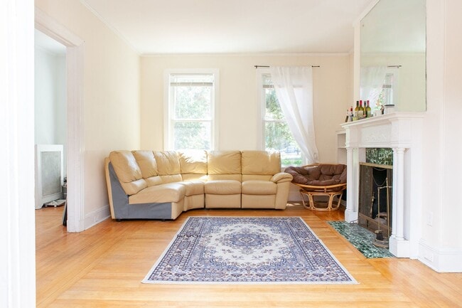 Building Photo - NO BROKER FEE | Renovated 1 Bed on Beacon St | Brookline