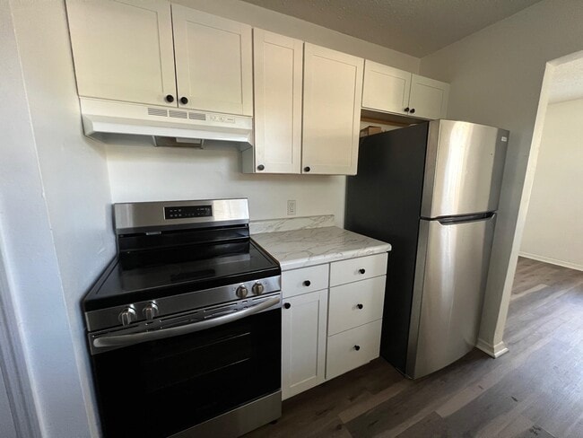 Building Photo - 677 W 5th Ave