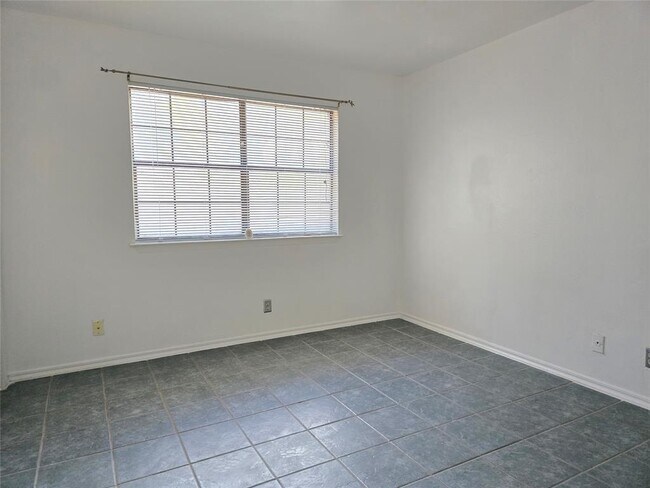 Building Photo - 2906 West Ave