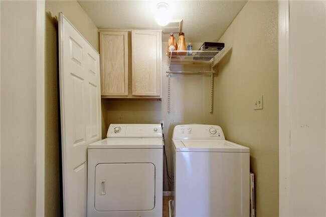 Building Photo - West Campus Condo Under $1000/Bedroom Walk...