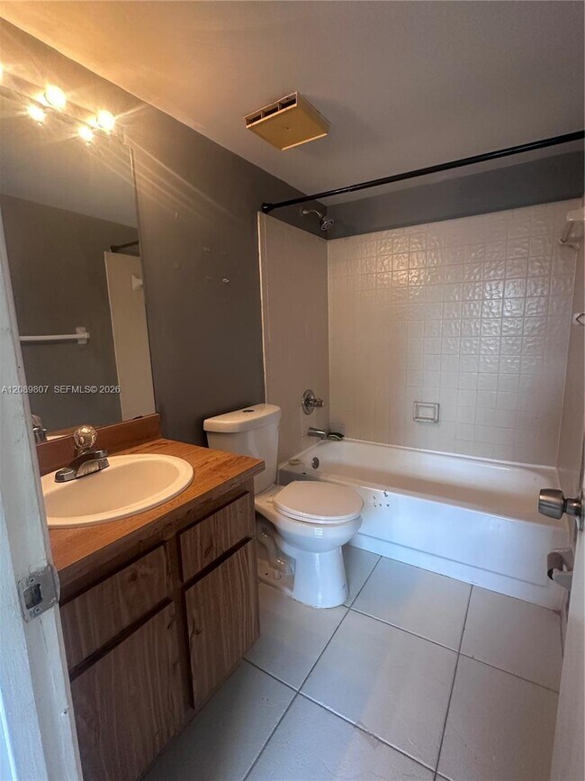 Building Photo - 821 Twin Lakes Dr