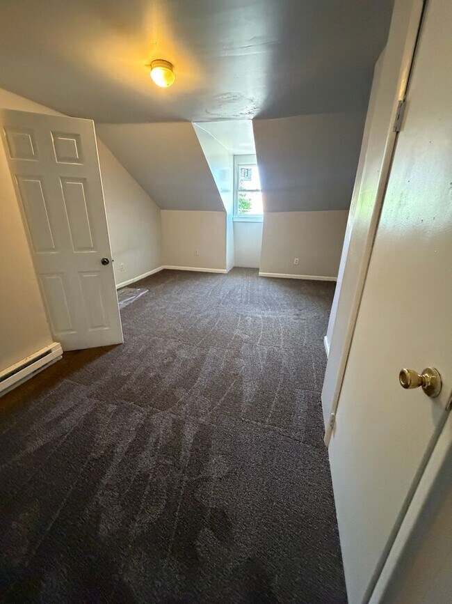 Building Photo - 2 Bedrooms House w/ Large Yard!