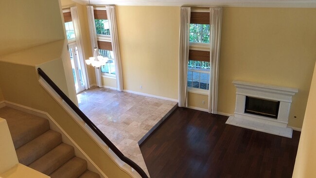 Building Photo - Stunning Sierra Del pro view home!