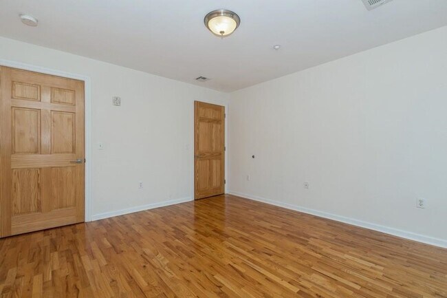 Building Photo - 17 Meadow Rd