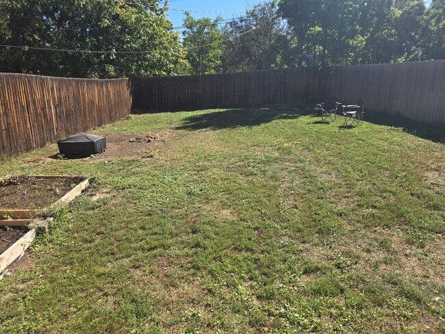 Building Photo - Three-bedroom condo in Denver boasts a lar...