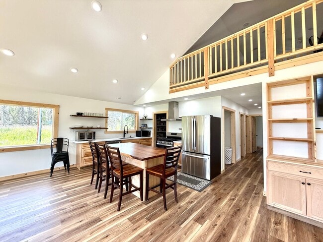 Building Photo - LIKE NEW K-BEACH HOME!