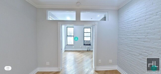 Building Photo - 279 E 10th St