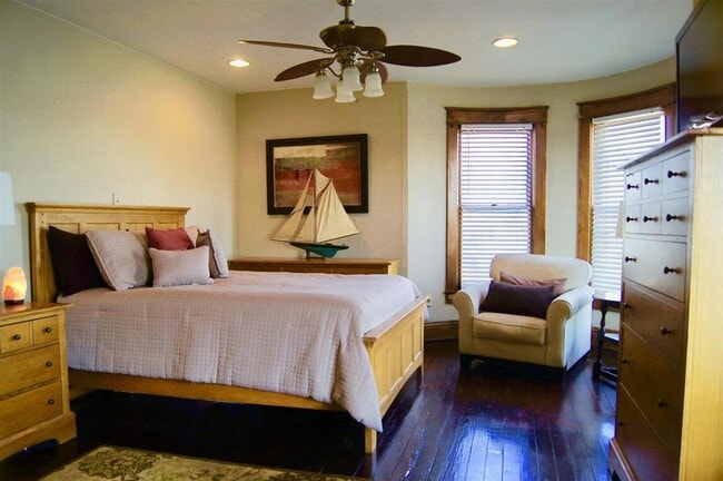 Building Photo - 304 S Lake St