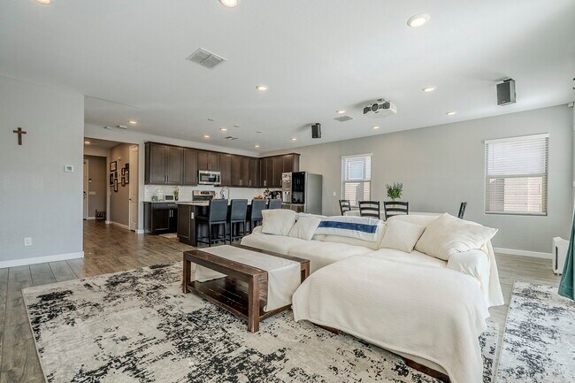 Building Photo - 9935 E Thornbush Ave