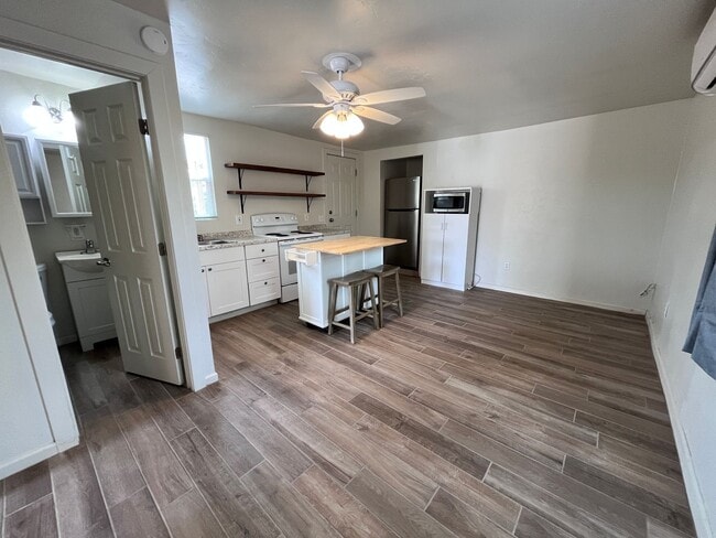 Building Photo - Spacious 1BR Guest House in Blenman-Elm – ...