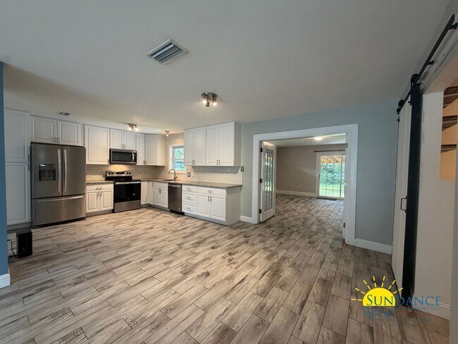 Building Photo - Great 3 Bedroom Home in Fort Walton Beach with Solar Panels-Near Hurlburt Field!