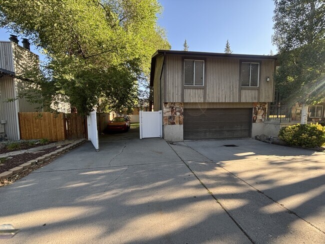 Building Photo - 2243 Aspen Hills Dr