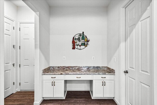 Building Photo - 8627 Fleetwood Dr