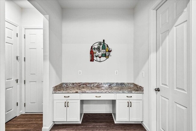 Building Photo - Luxury & Lifestyle with Main Level Living!