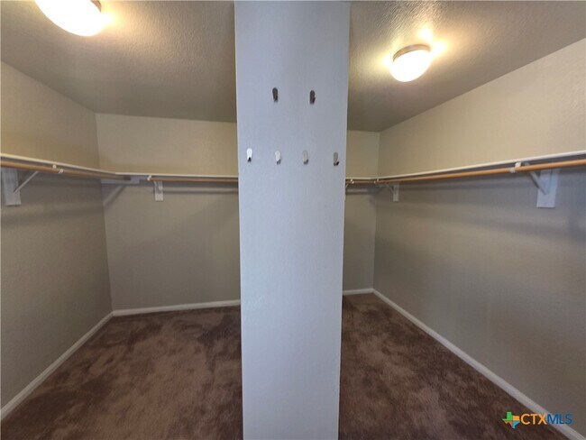 Building Photo - 423 Wrought Iron Dr