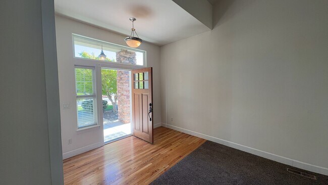 Building Photo - 2 Bed 2 Bath Home