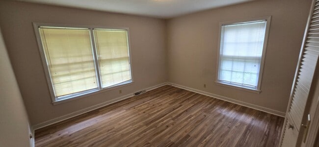 Building Photo - Nice private ranch in the woods