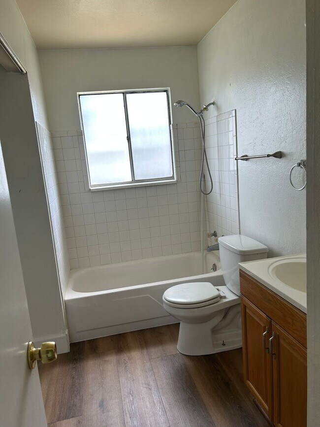 Building Photo - Ranch Style Home 3 beds, 1 bath close to F...