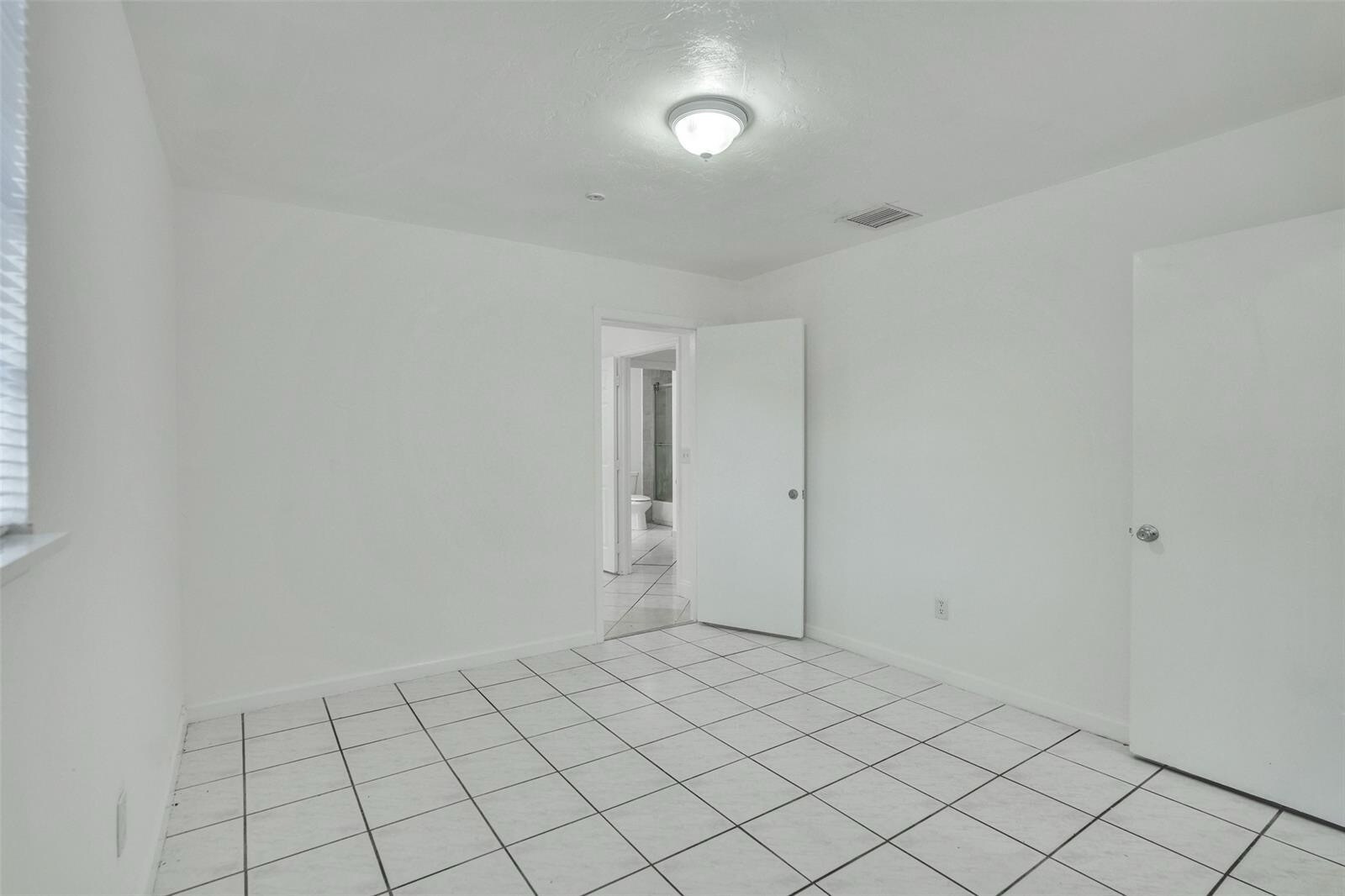 Building Photo - 1142 NW 43rd Ter