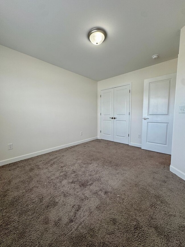 Building Photo - Modern 4 BR | 2.5 BA Townhome with Garage ...