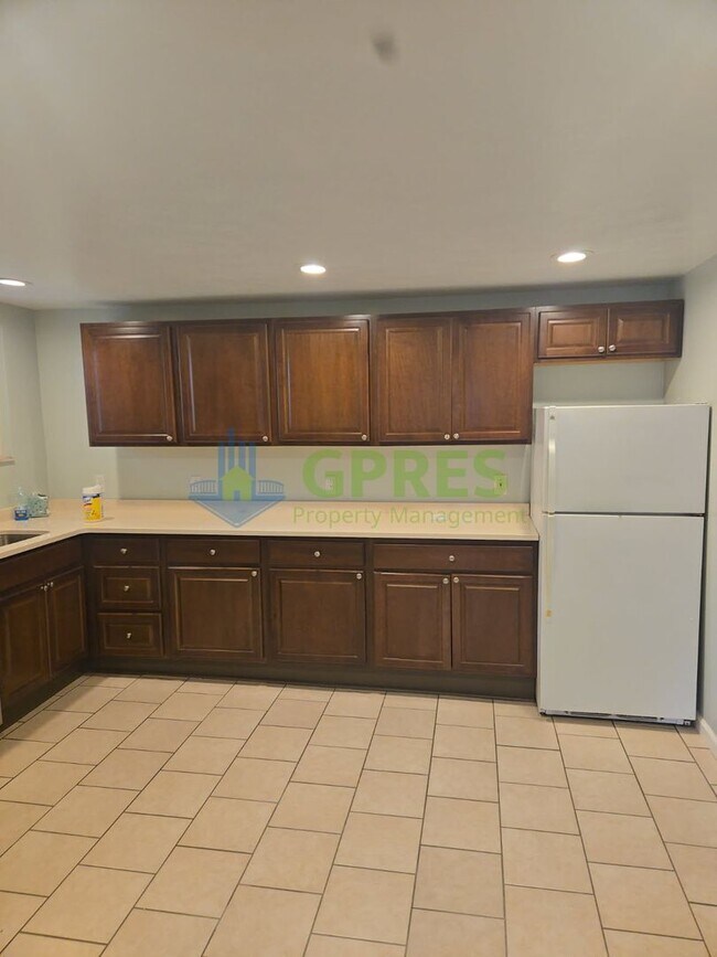 Building Photo - 119 E Sherman St