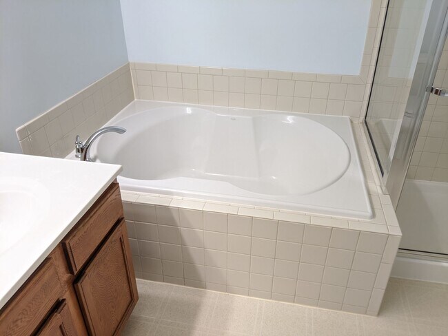 Building Photo - 3 Level townhouse in Frederick available e...